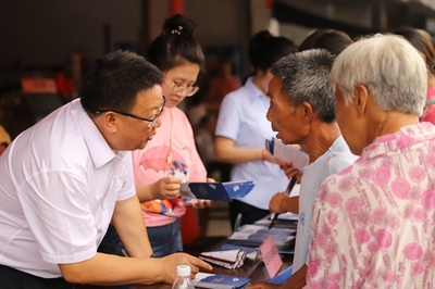 秀山縣社會(huì)保險(xiǎn)事務(wù)中心開展“三進(jìn)三送”社保政策宣傳活動(dòng)，提供社會(huì)經(jīng)濟(jì)咨詢服務(wù)